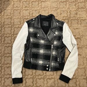 Paige leather jacket. Size Small. I’m good condition, a little wear on sleeves.